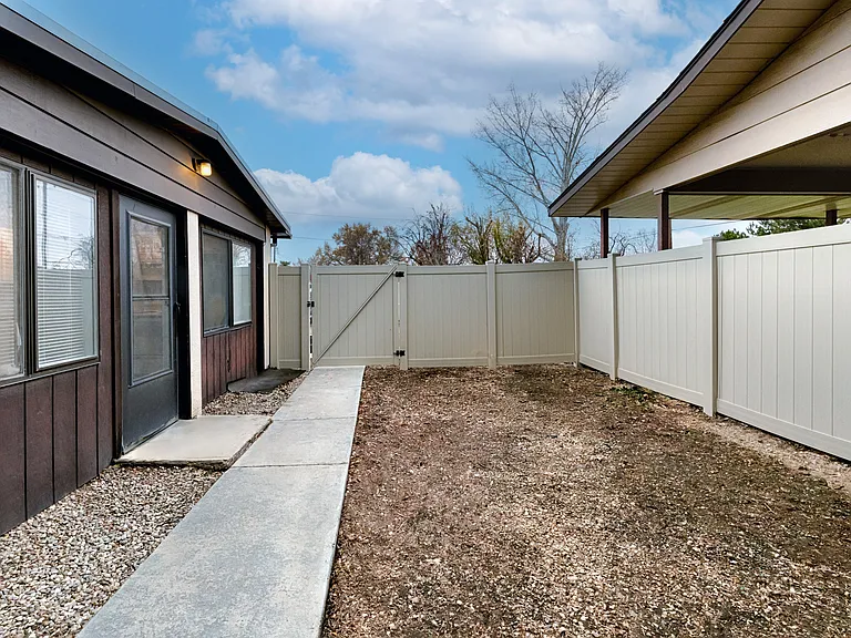1011 W Willow Ave — Photo 15