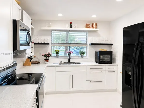 9241 Sunrise Lakes Blvd APT 109, Sunrise, FL 33322