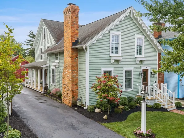 38 Aurora St, Hudson, OH 44236
