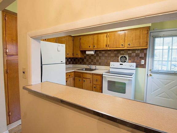 4th image of 8 Granville Ln