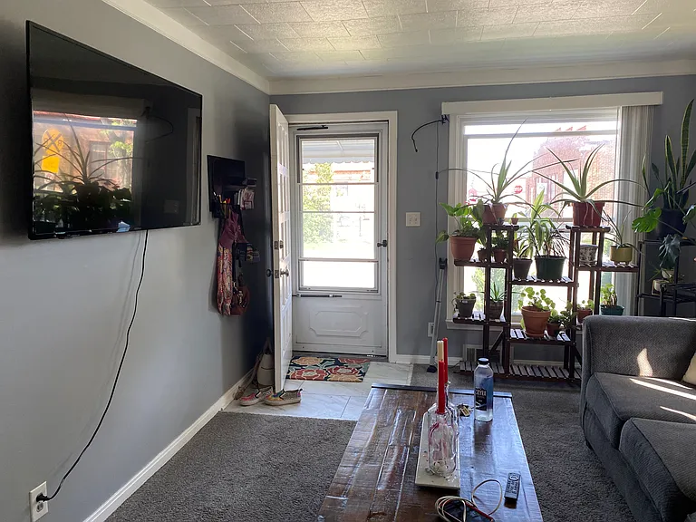 528 E Cambourne St — Photo 4