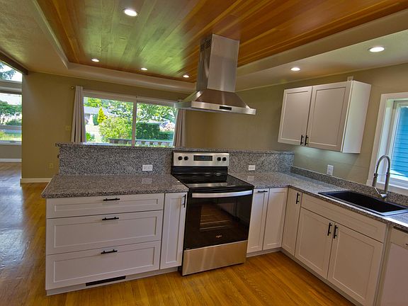 3rd image of 443 SE Alder Dr
