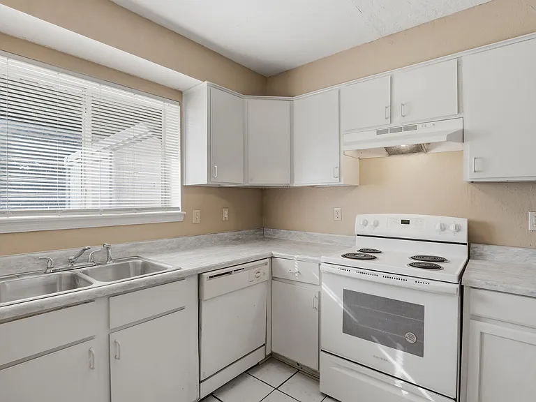 1628 Claudia Dr — Photo 9