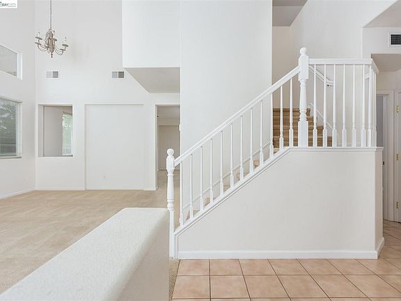 5th image of 2341 Cambridge Dr
