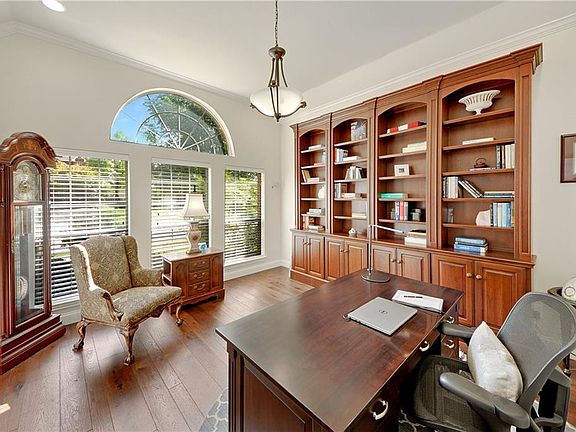 3rd image of 815 Hills Creek Dr