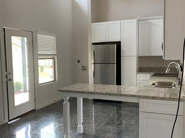 306 S Oak St — Photo 5
