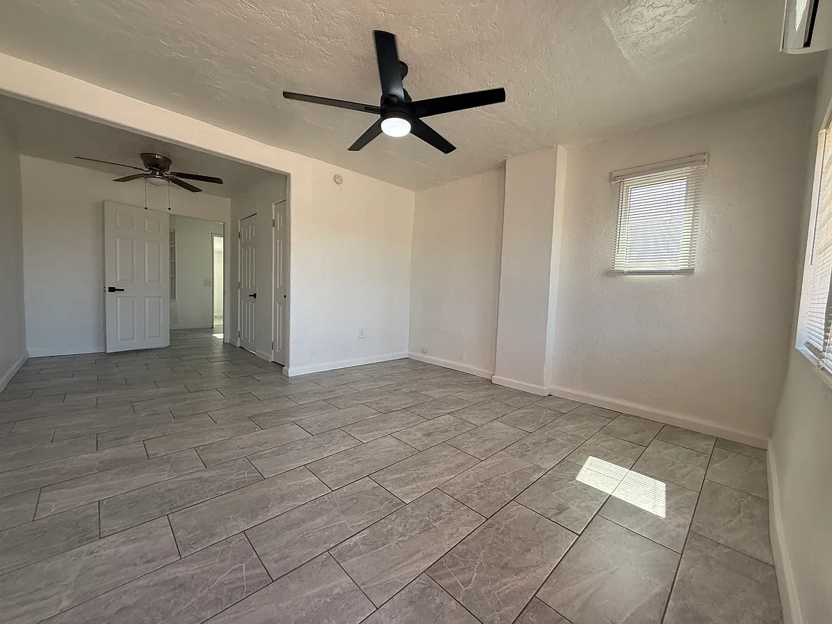 Building Photo - 118 E Palmdale St W #WEST