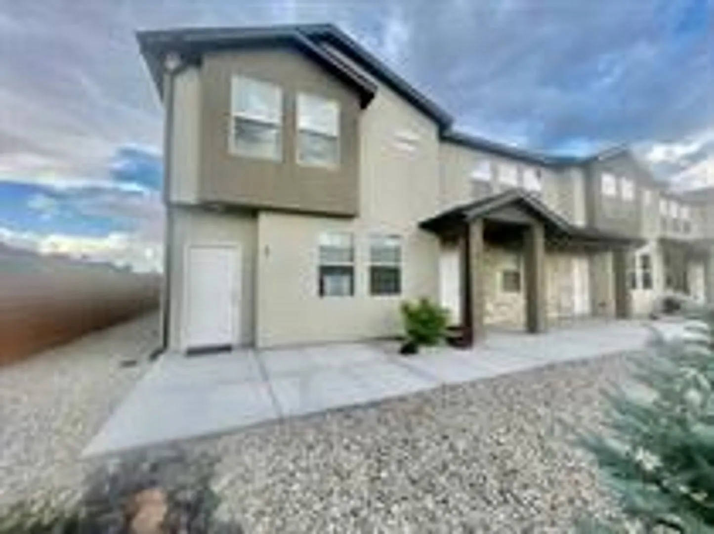 Stunning Townhome Near Hospital! — Photo 2