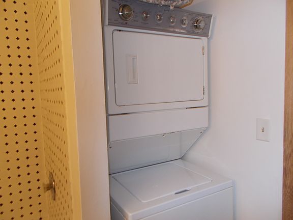 5th image of 330 Farmingdale Cir