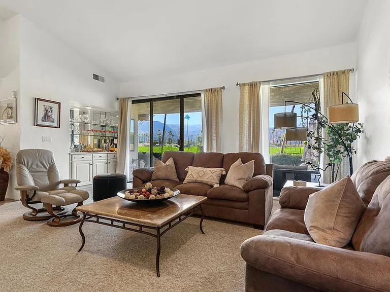 47 Juan Carlos Dr — Photo 10