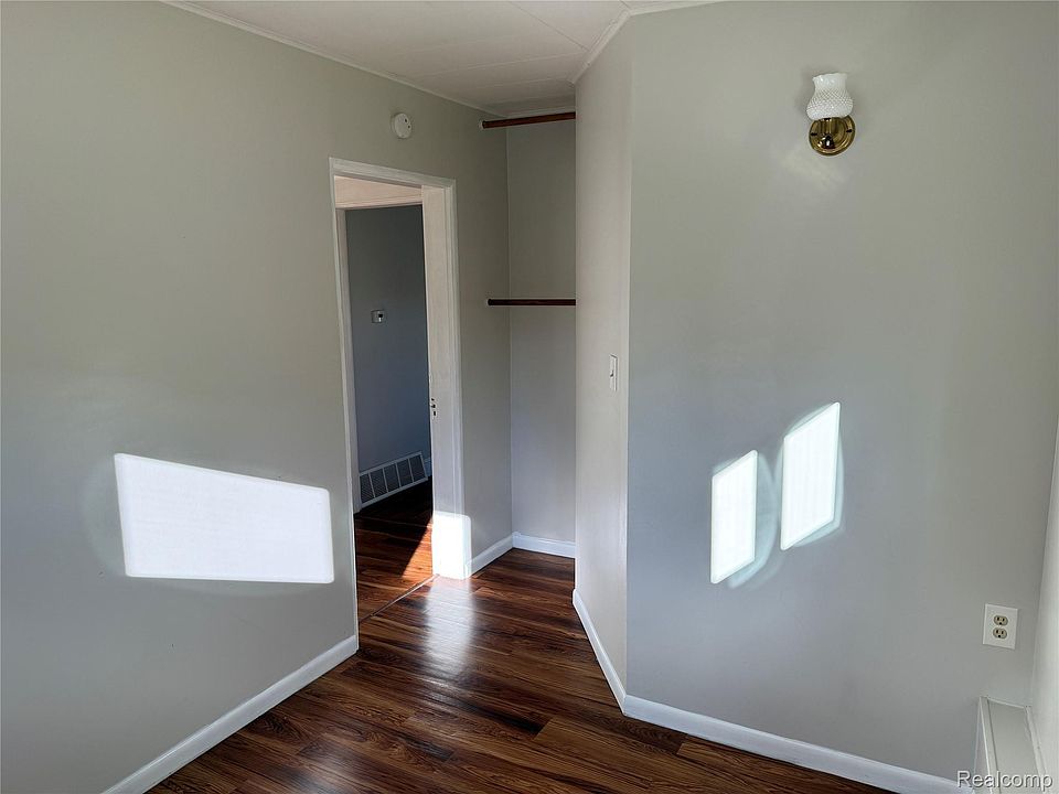 25th image of 830 Adams St