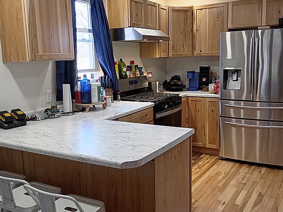 4th image of 225 W 5th St
