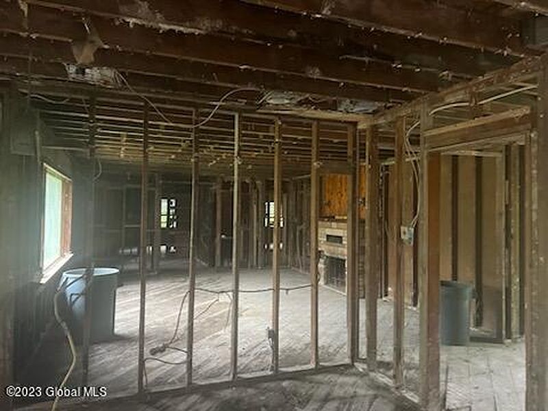 4th image of 135 Manor Avenue