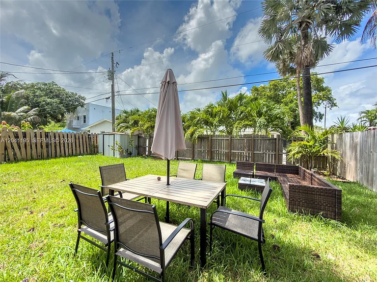 1813 SW 10th St — Photo 36