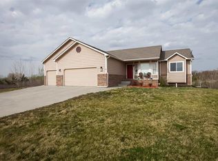 1442 Oakview Dr, Junction City, KS 66441