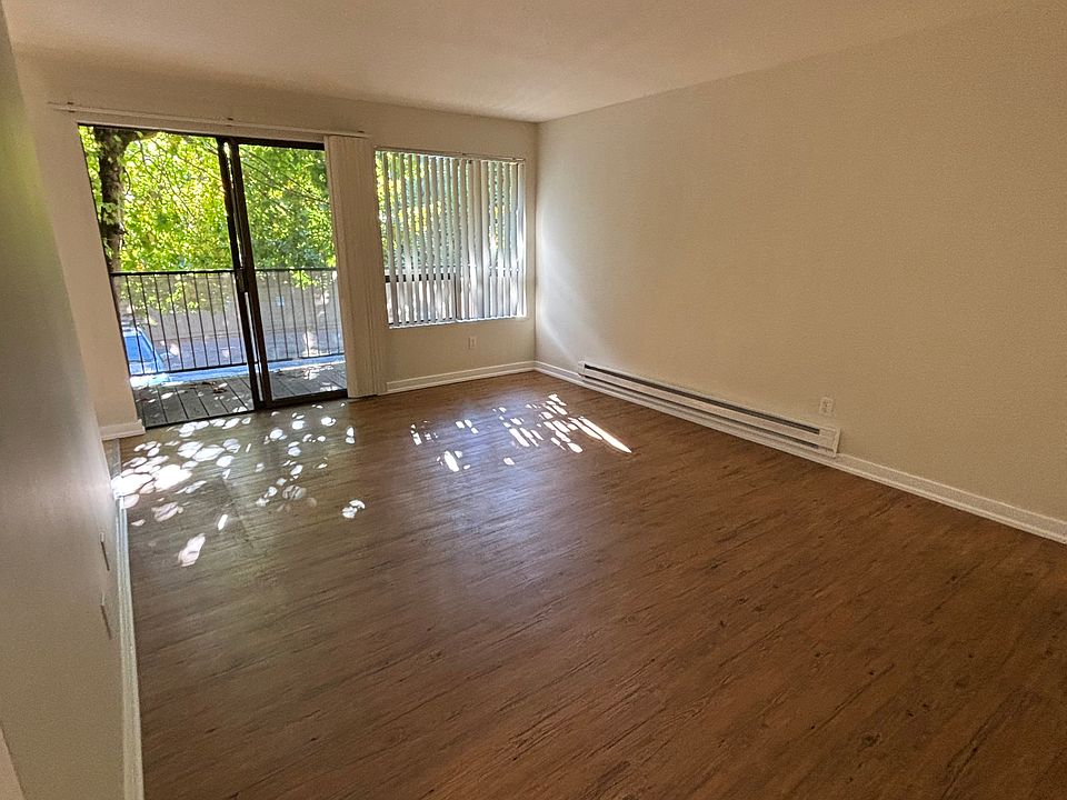 1st image of 3107 NE 120th St APT 102