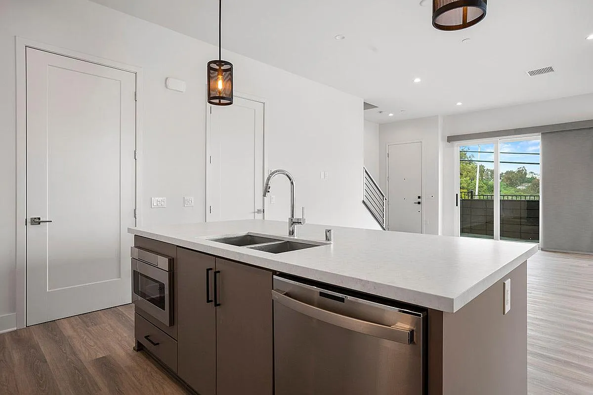 3 bed, 2.5 bath, 1506 sqft, $4,450 — Photo 3