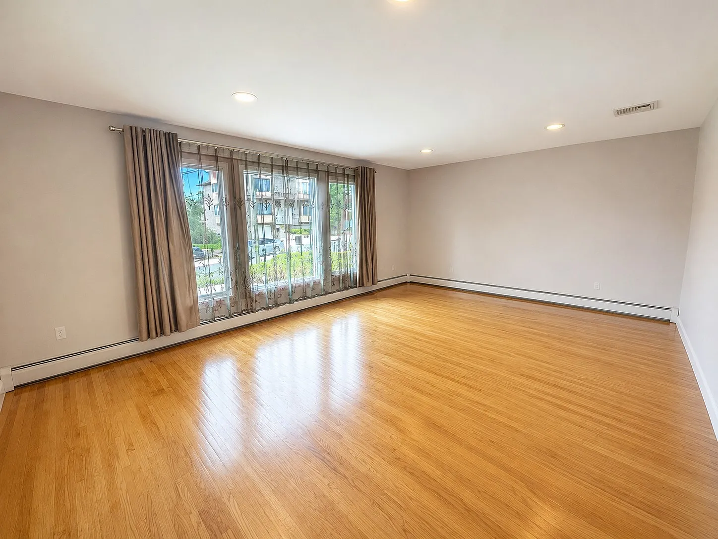 3 bed, 3.5 bath, 2500 sqft, $6,250 — Photo 2