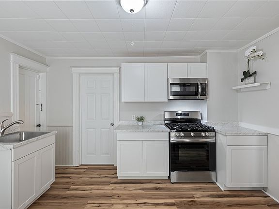 5th image of 93 Asbury St