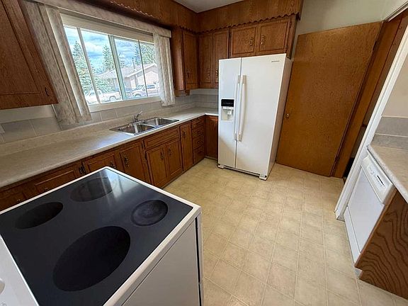 3rd image of 105 NE Poplar Pl