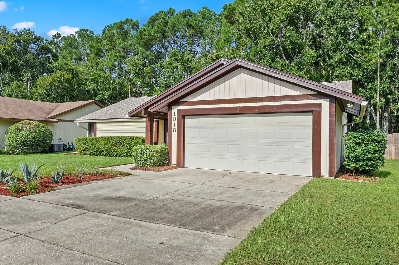 3 bed, 1447 sqft, $2,300 — Photo 2