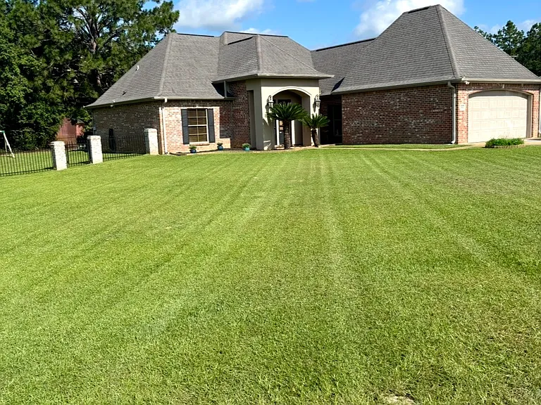104 W Tyler Ln — Photo 2