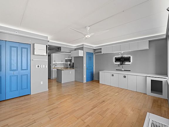 4th image of 715 Fox St APT 4H