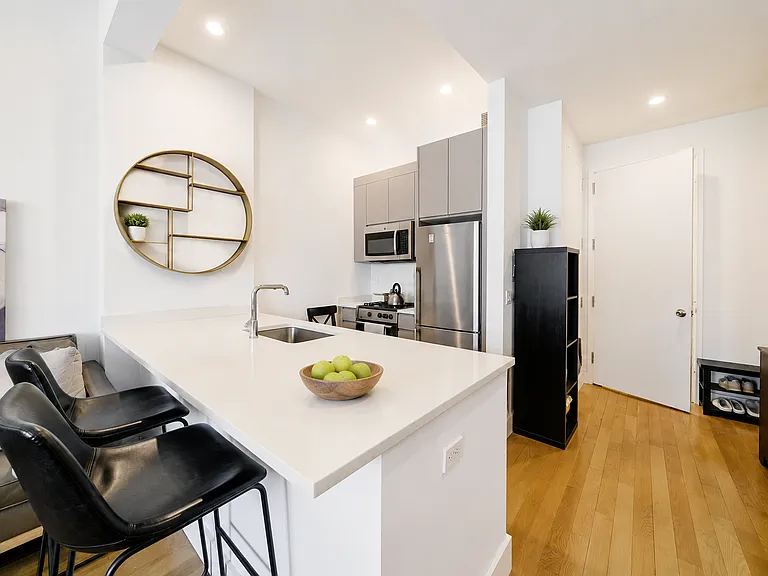 321 W 37th St #5B — Photo 3