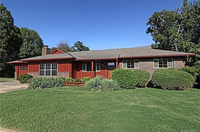 This beautifully maintained home is located on a quiet cul-de-sac and is conveniently located near shopping and recreation.