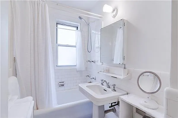 Sold by Century 21 Metropolitan | media 28