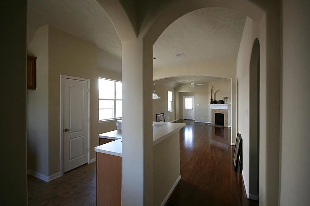 3 bed, 2.0 bath, 2248 sqft, $2,395 — Photo 2