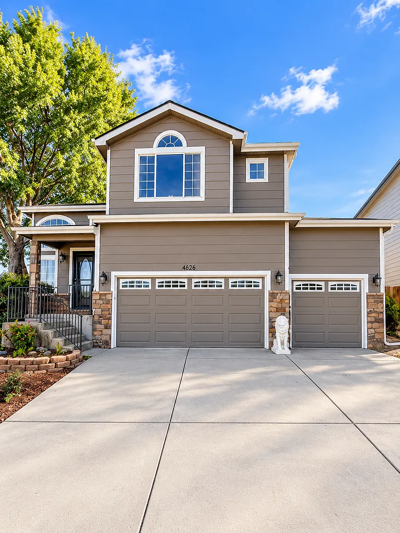 Large 4 bedroom home in Founders Village — Photo 1