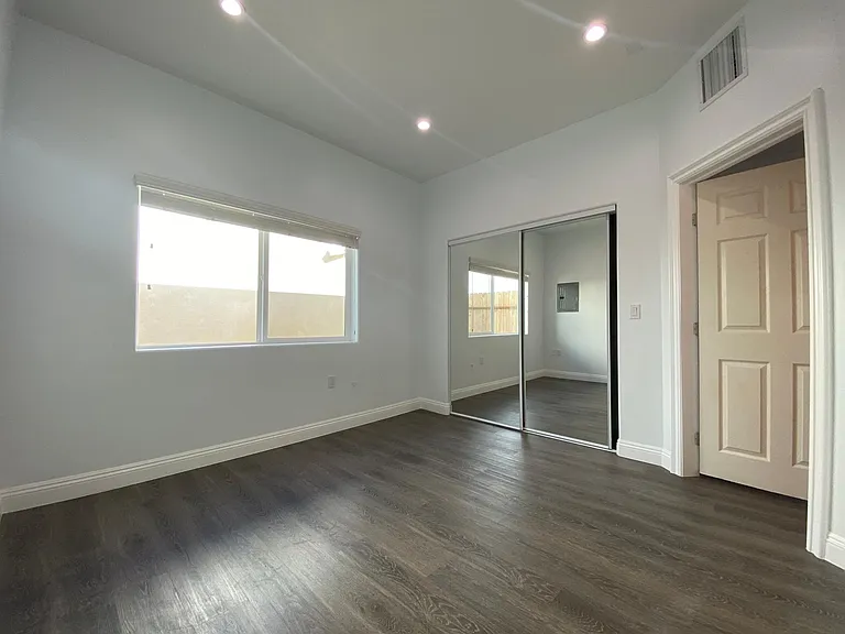 428 N Harvard Blvd — Photo 23
