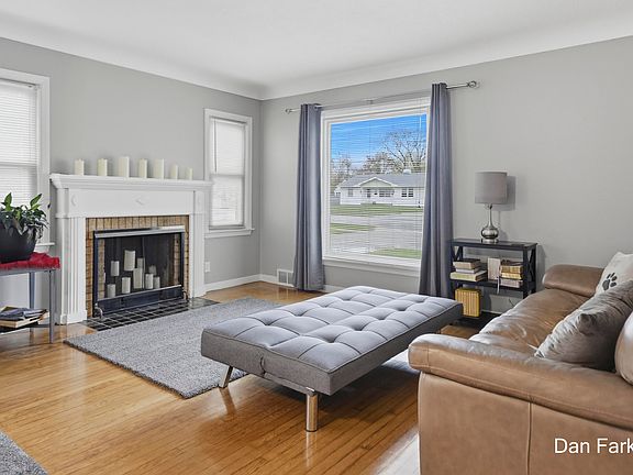 3rd image of 3322 Burlingame Ave SW