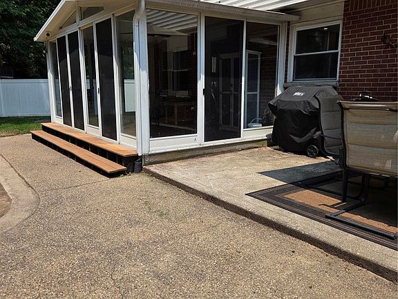 5th image of 104 Dennis Ct