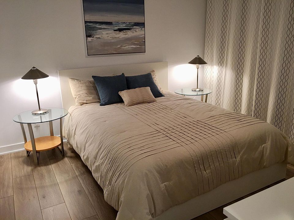 Upstairs Bedroom with Queen Size Bed.