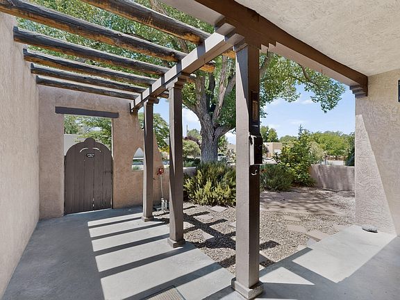 4th image of 716 Loma Vista Dr NE