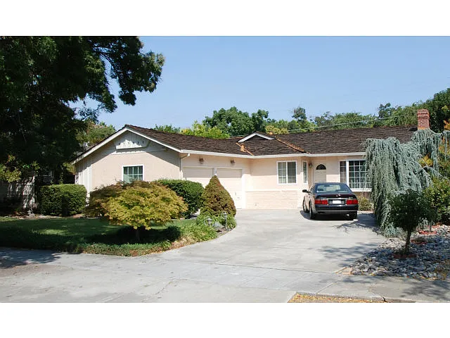 897 Hummingbird Dr photo 1
