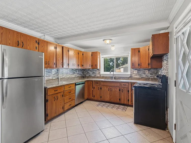 420 Britton St — Photo 5