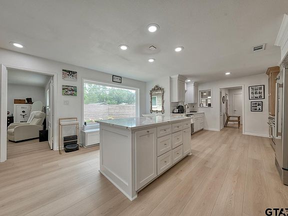 2nd image of 203 Texas Dr