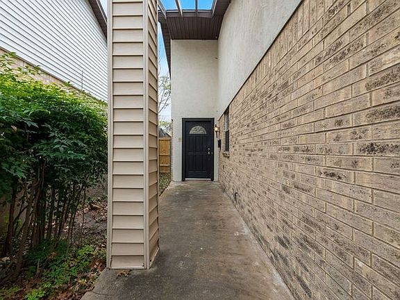 3rd image of 4910 Rollingwood Ct