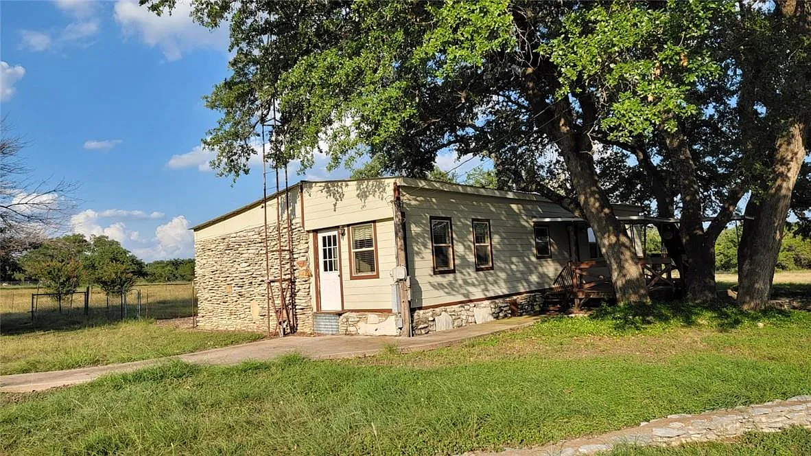 3 bed, 1.0 bath, 680 sqft, $1,850 — Photo 3