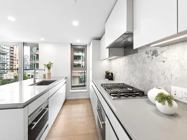 889 Pacific St #1107, Vancouver, BC V6Z 2P5