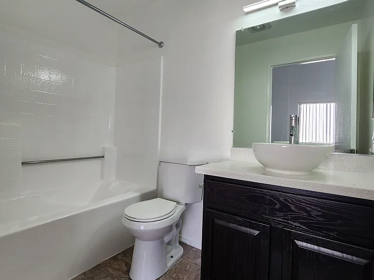 1532 Granville Ave #104 — Photo 17