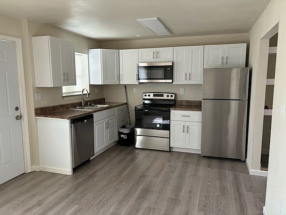 3rd image of 800 Deahl St #B