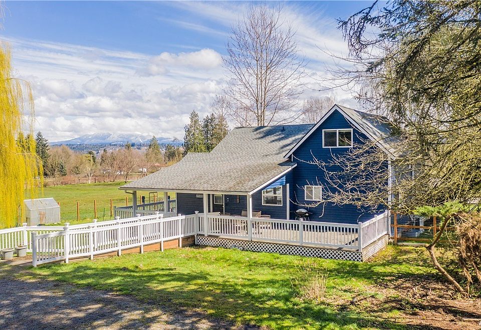 {1890 HOME} fully restored. Country charm on the edge of Monroe/Snohomish allows you to escape city life. 