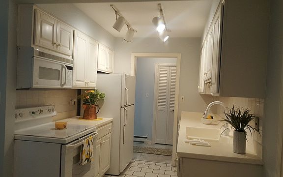 5th image of 4105 W 98th St APT B