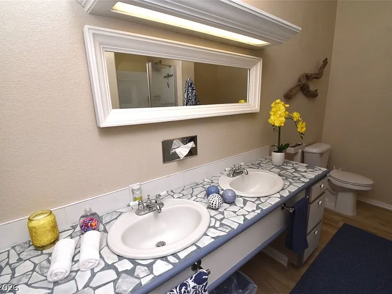6889 Beverly Glen Ave #B — Photo 12