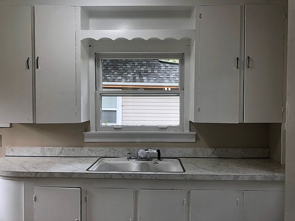 3rd image of 1505 Meadowbrook Dr