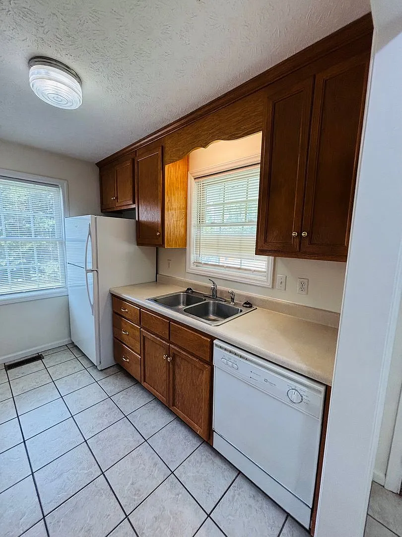 3 Bedroom 2 Bath Duplex — Photo 3